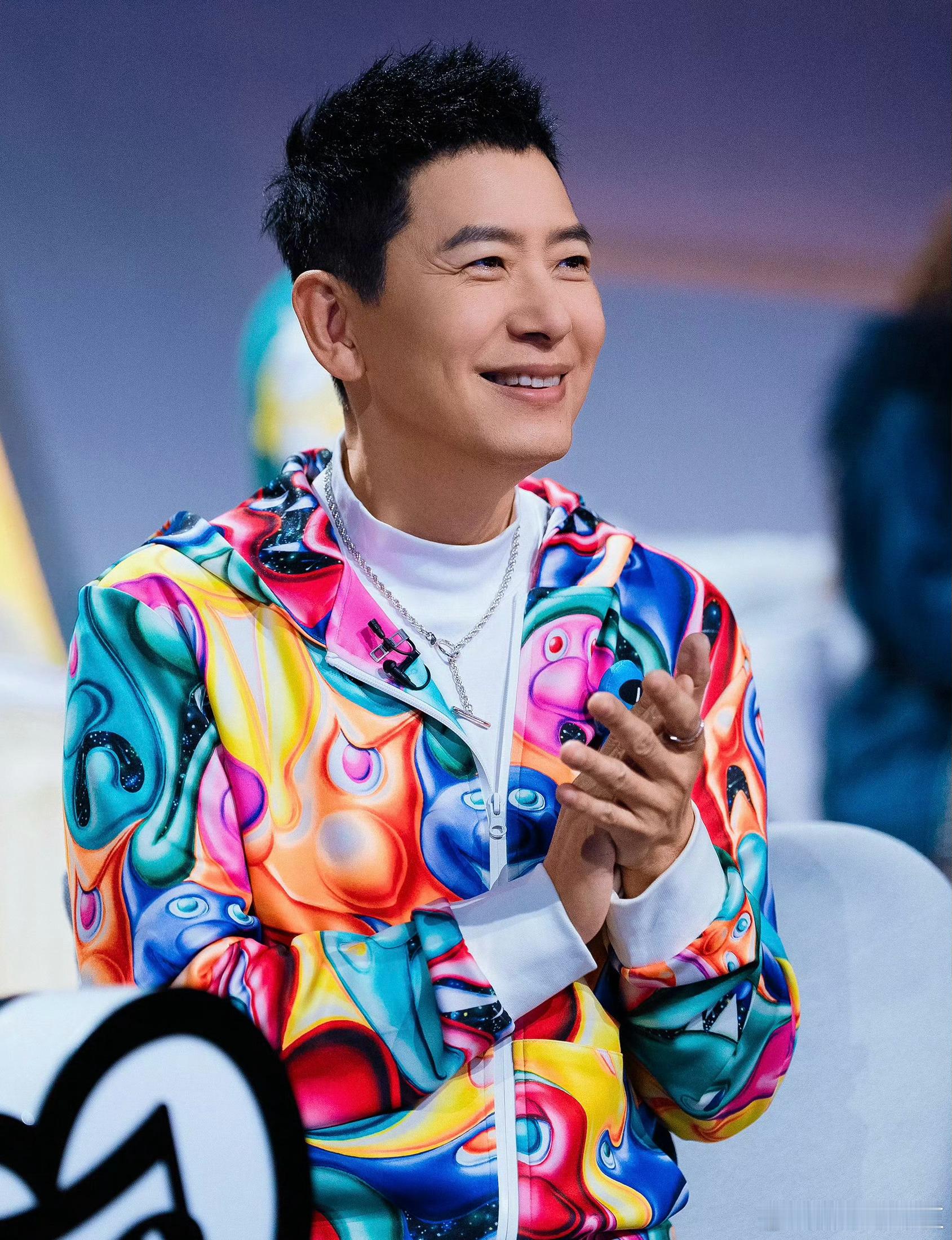 内娱还在靠上世纪末的老人撑着 有趣的是，每当老一辈的艺术家登场，总是带来源源不断