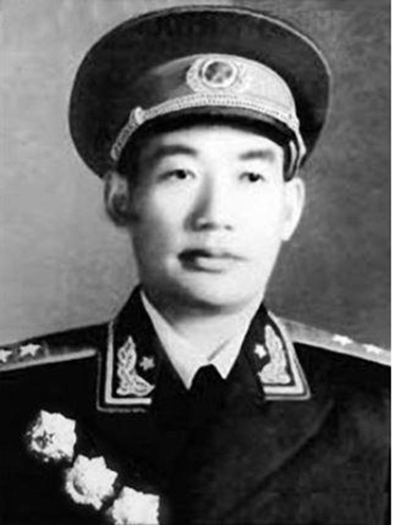 [微风]1963年，南京军区来了一个新政委，许世友看到他却面露苦色，因为许世友爱