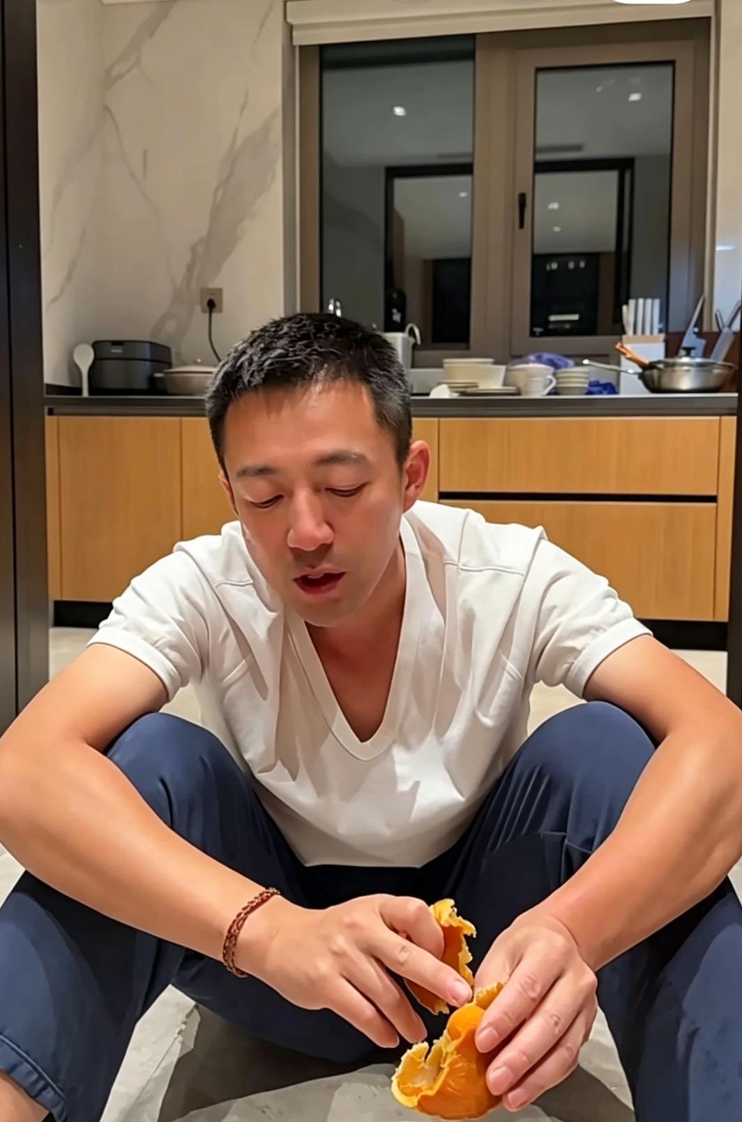 汪小菲的精致人设，栽在了厨房。

灶台上堆满了。

碗筷摞着，抹布随手丢在水槽边