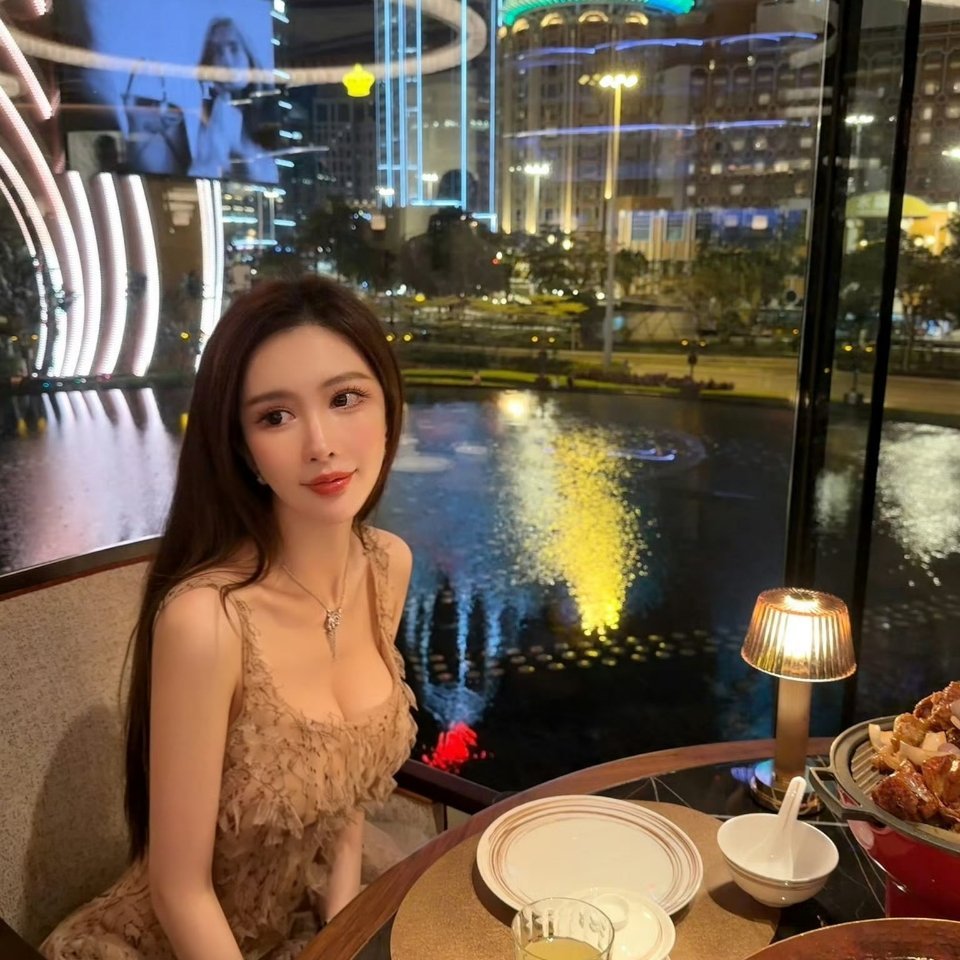 思慕社字母 深夜翻身，发现它也在睡梦中蹬腿、呜咽。我轻轻把手搭在它背上，它的抽动