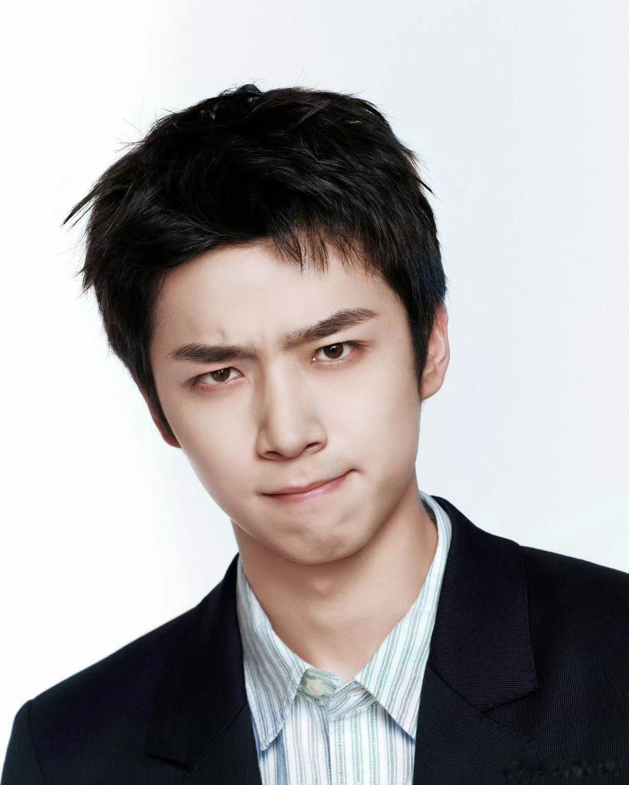 #张嘉元开学九宫格公式照# 张嘉元这组开学九宫格公式照自然男大氛围也太绝了吧，果