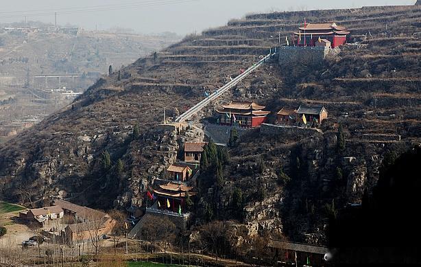 【天爷洞】灵崖山上的天爷洞相传因黄帝在此拜天祭祖而闻名，从上到下由大小72洞组成
