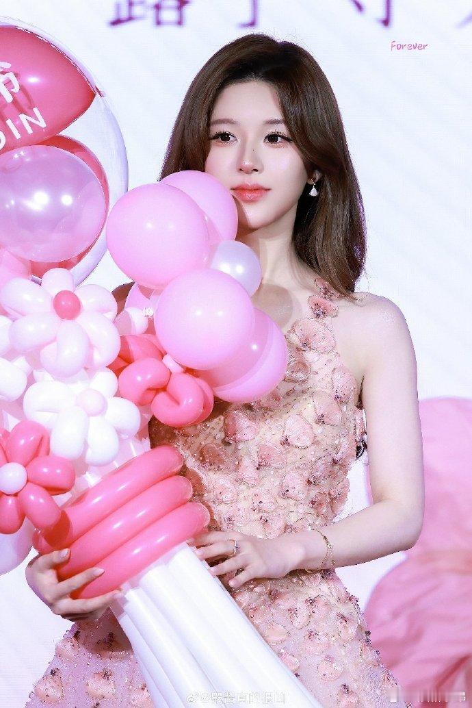 赵露思今天直播截图，好甜