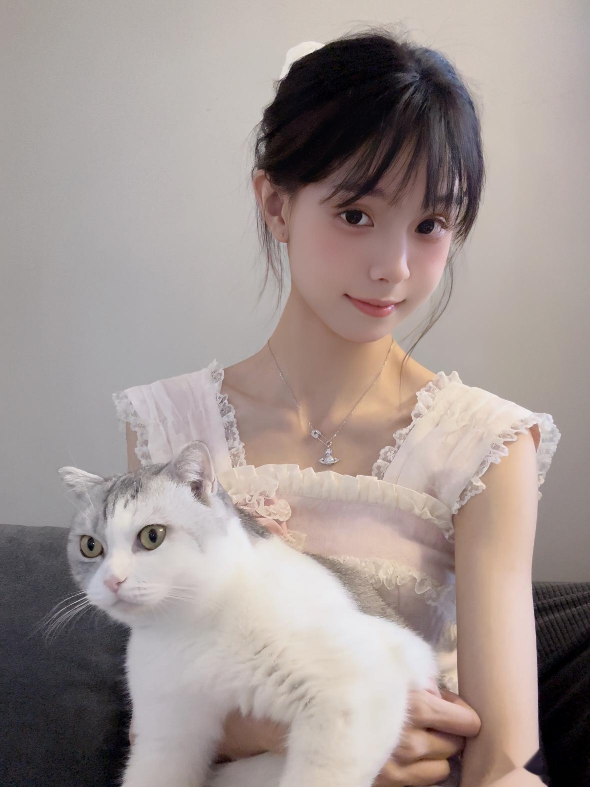 我的人生三大爱好：买小裙子、娃娃、吃火锅 ​​​