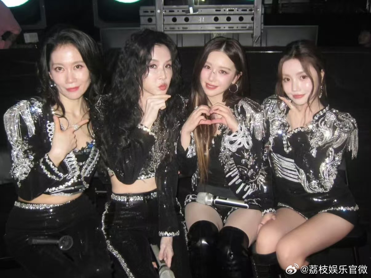 阚清子把队戒变成了友情信物阚清子把浪漫藏进了队戒阚清子全程亲手构思五角星钻石队戒