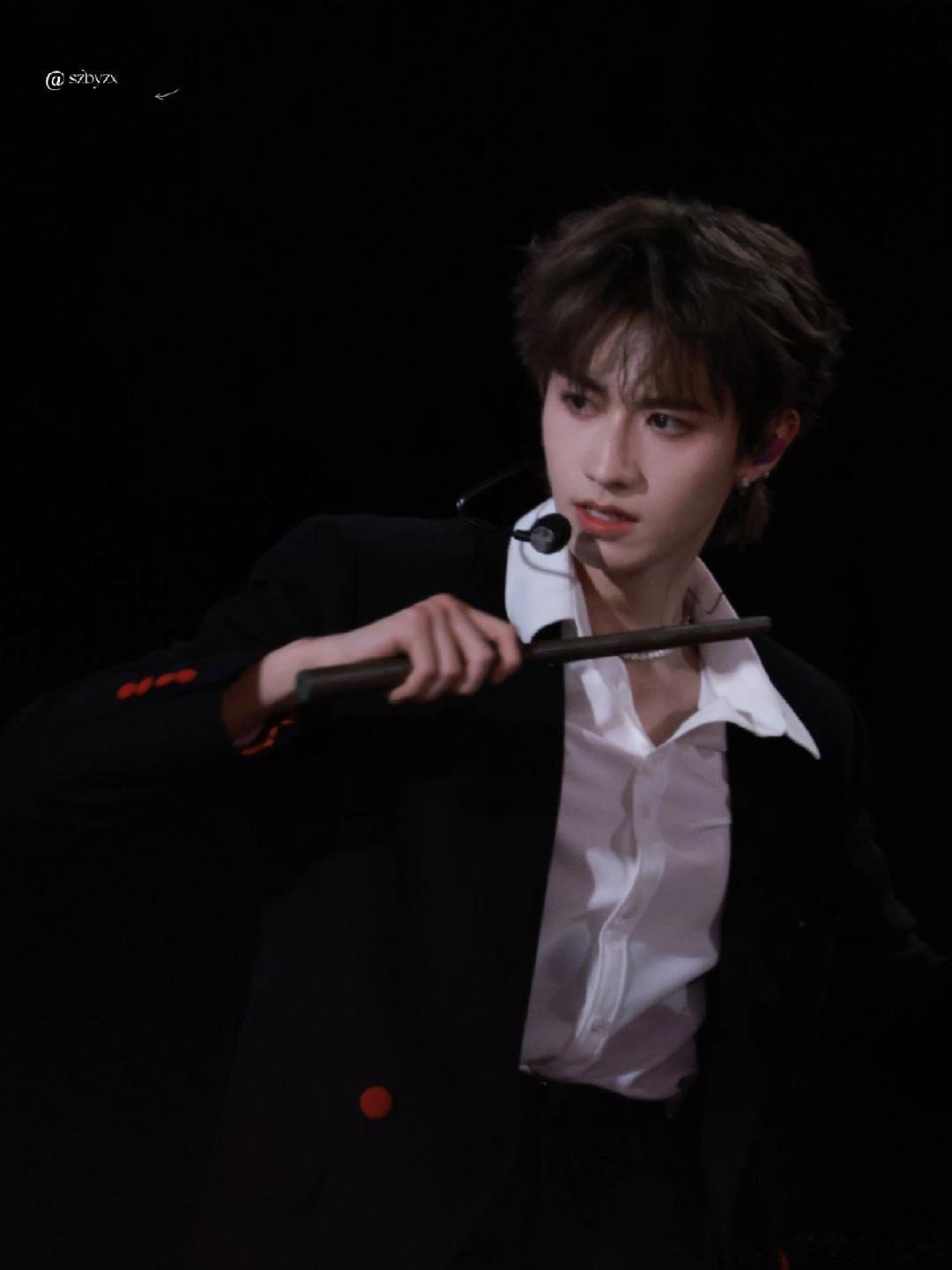 朱志鑫05后霸总整顿职场谁被朱志鑫的霸总式催物料可爱到了！直接化身朱总整顿物料职