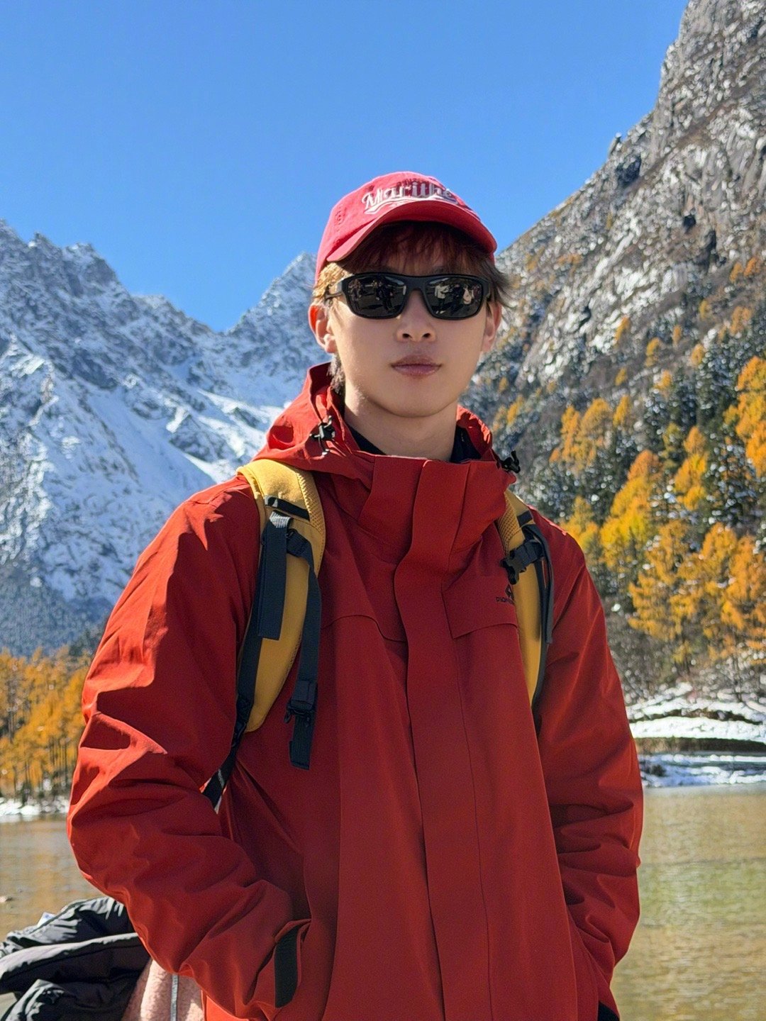 今年的川西秋景我先替你们看了逮到一个晴天就直接冲真的就是半山彩林半山雪人间仙境不