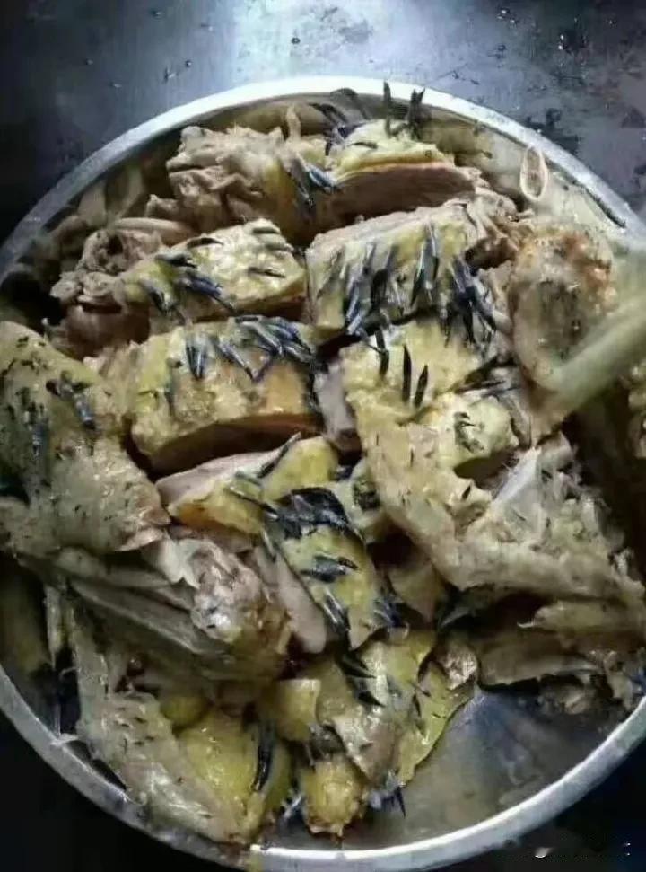 服了，这菜也能端上桌[抠鼻]
#这大餐敢吃吗# #几十硬菜# #这是一道啥菜#