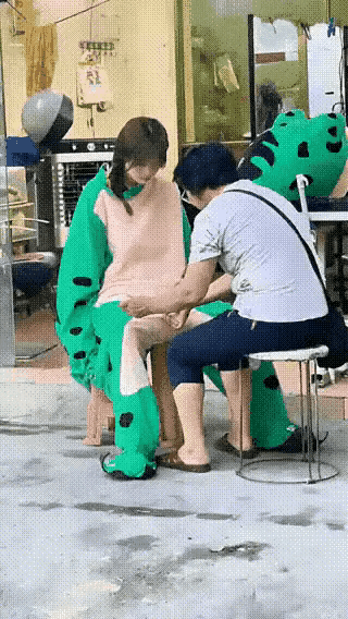 青蛙公主不但漂亮，而且还有一颗童心，不经意间的眼神和表情还有动作让这个单纯的女孩