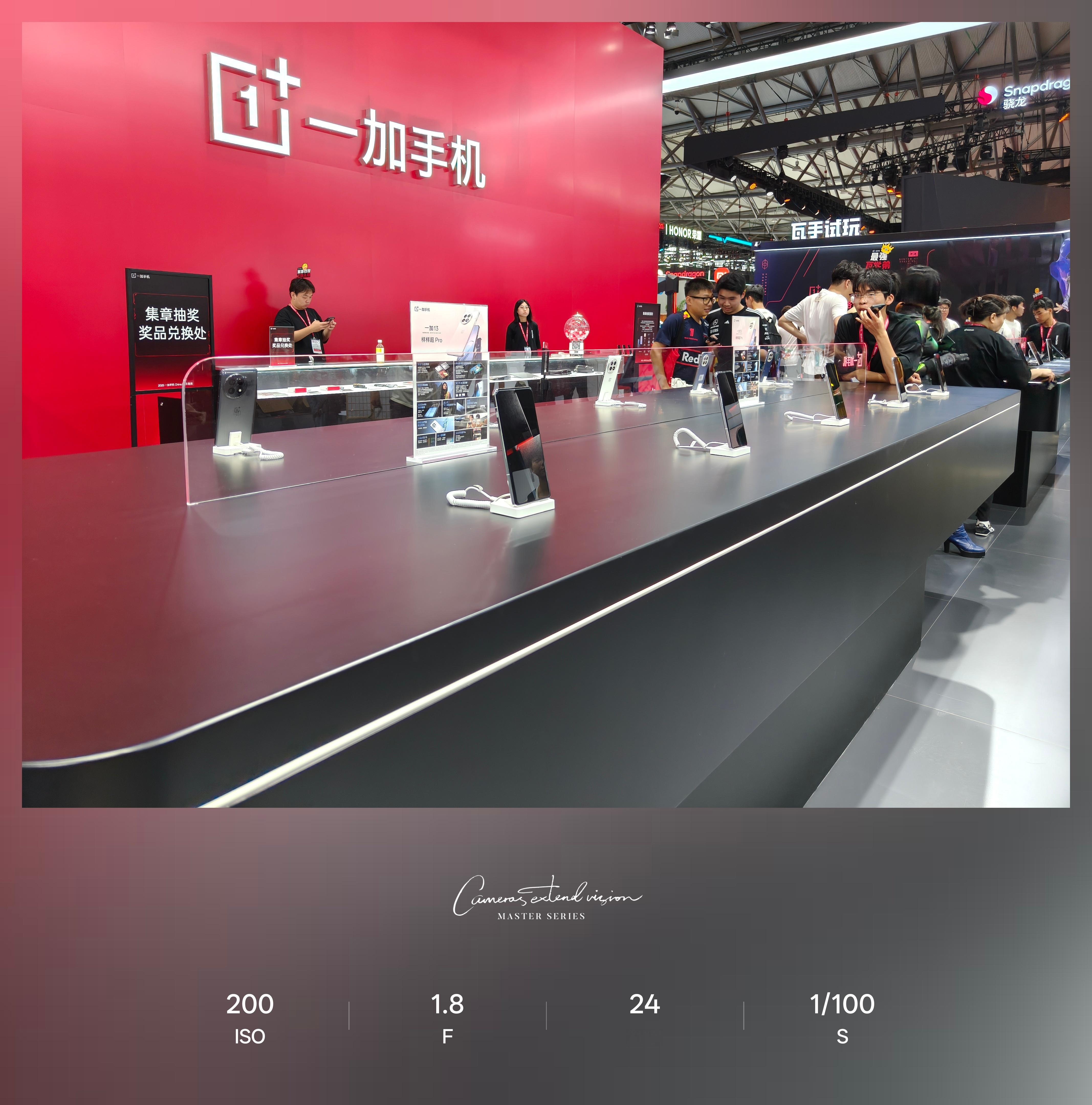 来啦！2025ChinaJoy一加展台，爱玩游戏的小伙伴千万不能错过！现场展示了
