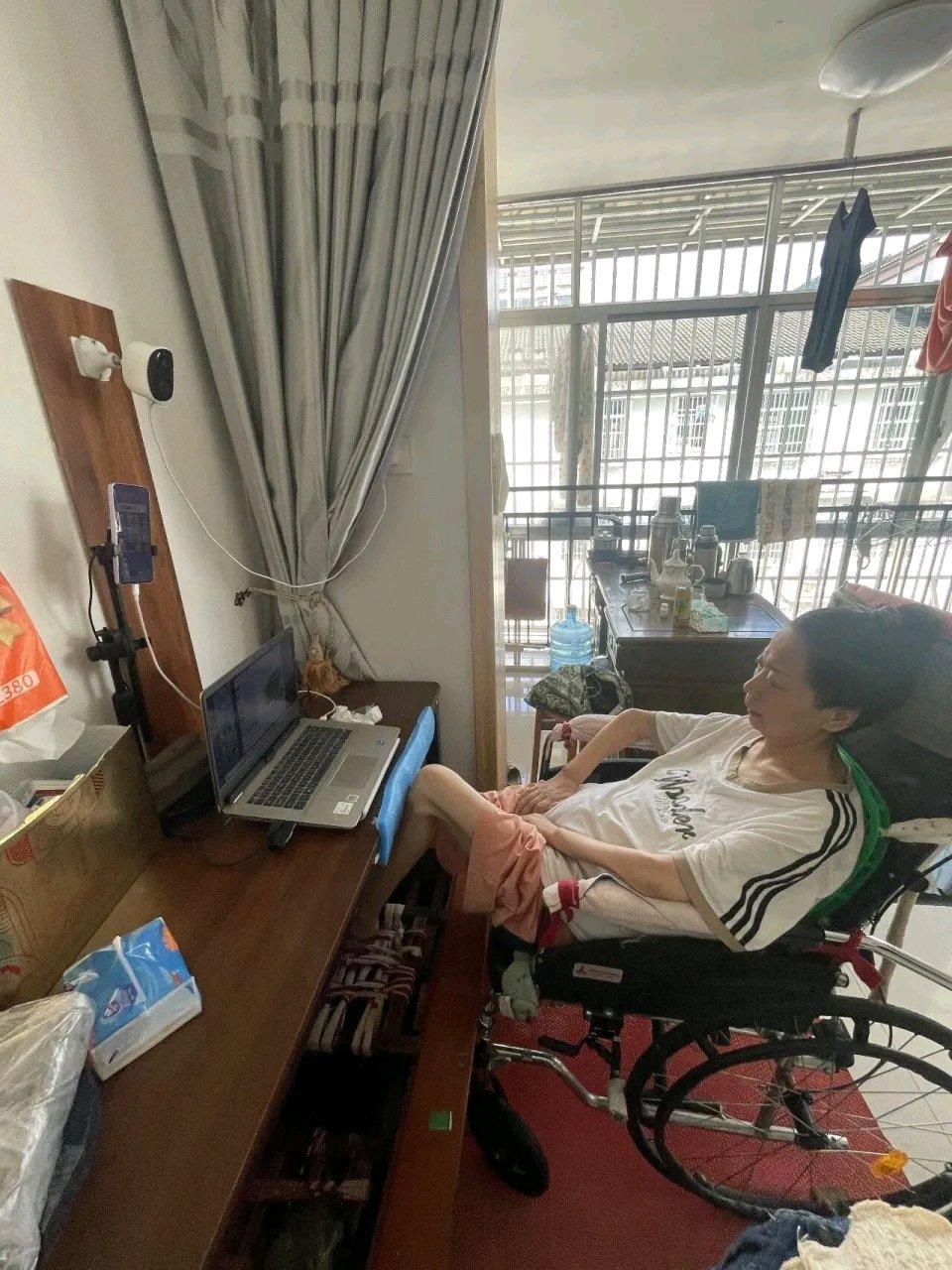 54岁渐冻症女子李小中寻死的经历太让人唏嘘。2018年摔一跤后，她被确诊渐冻症，