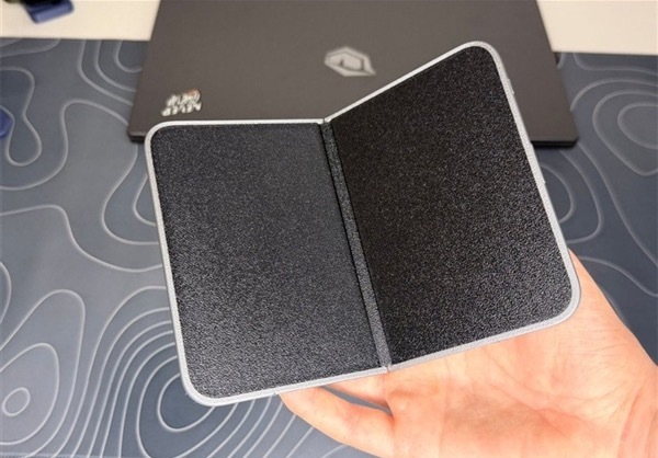 折叠屏iPhone外观实锤苹果首款折叠屏iPhone的外观设计已基本确认，采用书