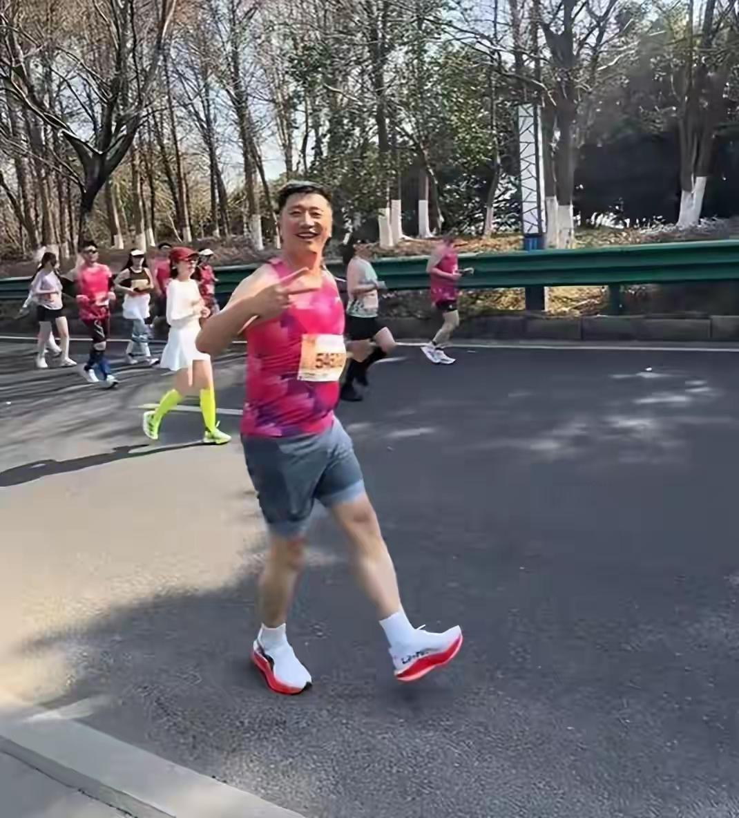 曾经的他，看起来是多么健壮，多么阳光。