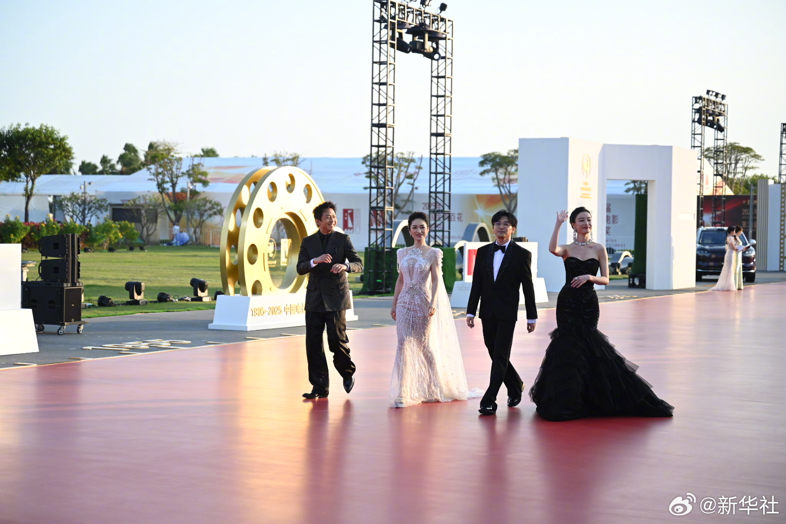 【持续更新！来了】15日，第38届中国电影金鸡奖红毯仪式暨颁奖典礼在福建厦门举行