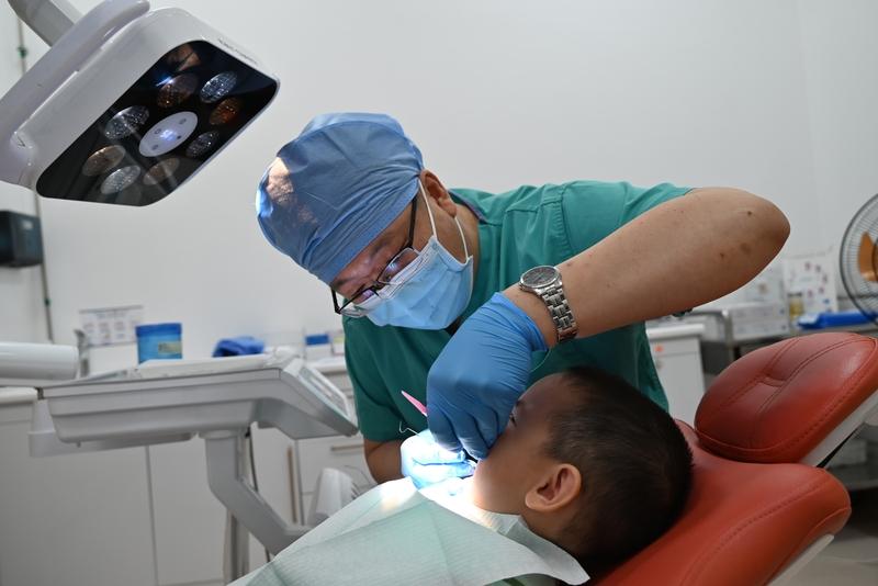 为什么洗牙的时候如此“酸爽”? 洗牙时那股“酸爽”劲，相信很多人都体验过。这酸爽