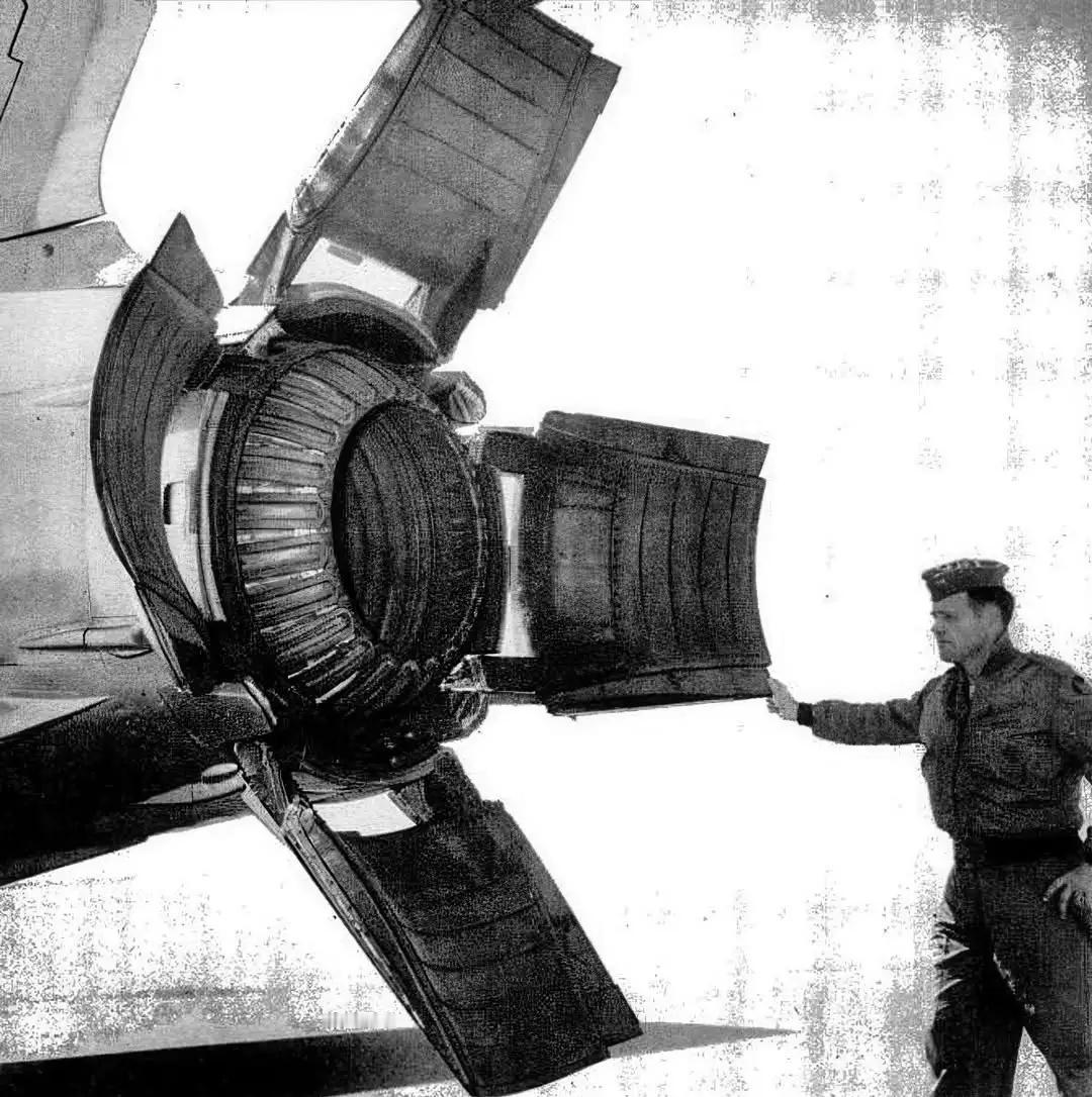 钢铁大菊花，谁能掰动它？都认识这个机型吧
这个好猜，太独特了，张开这么大的情景少