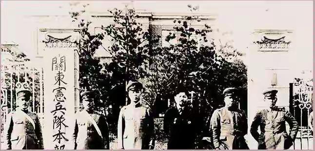 1943年东北，一个伐木工被抓进宪兵队，日本特务让他画鸡试探，画完特务脸色大变，