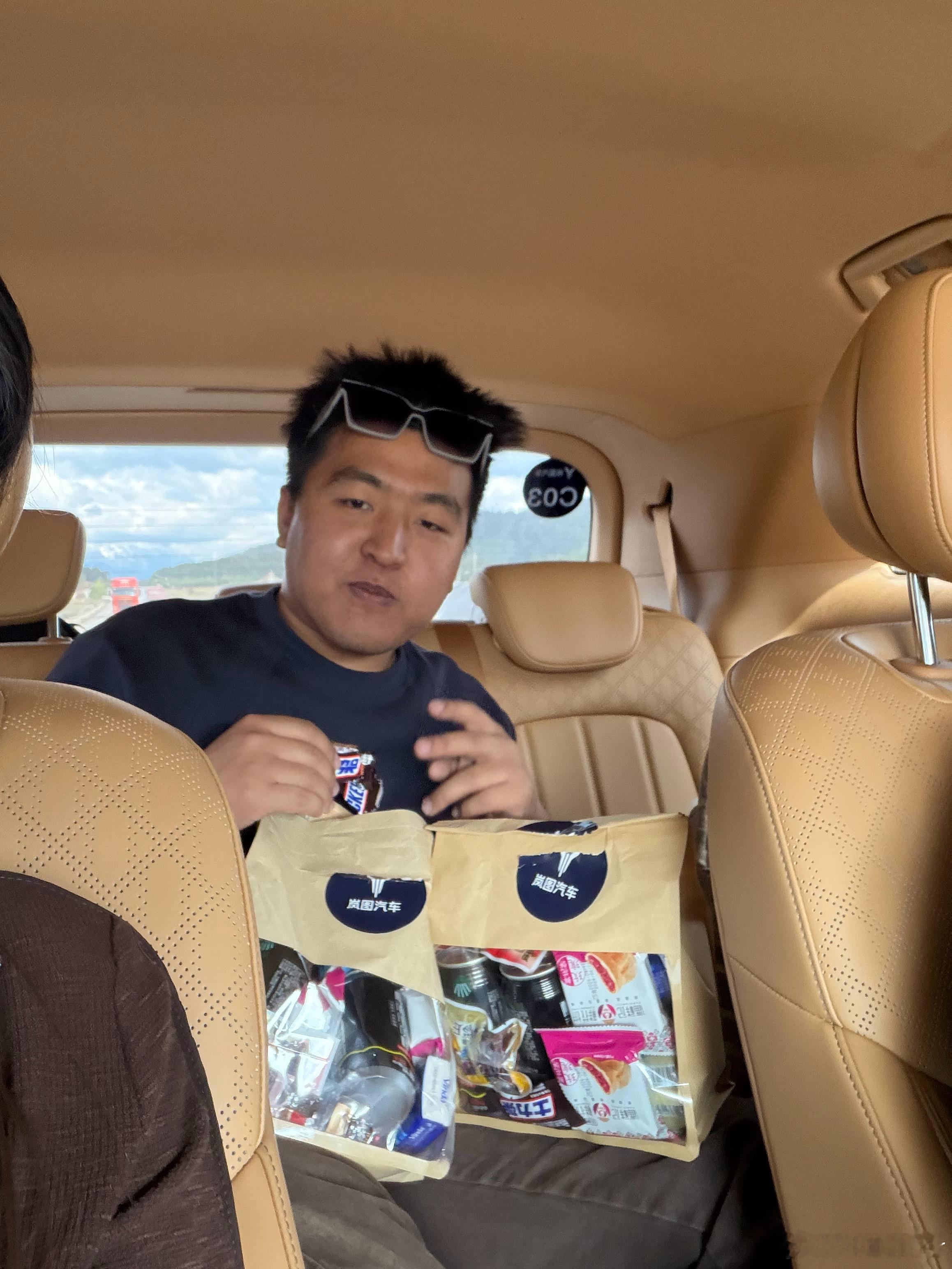 我知道这小子胖的原因了拍摄完了走的时候顺人家两个能量包