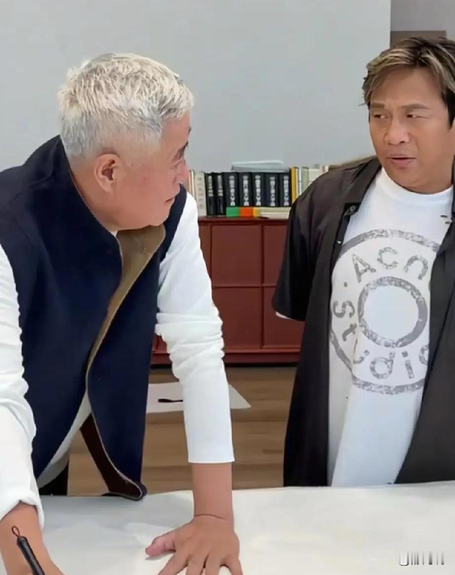 别再叫他宋小宝了。
推开赵本山书房的门，你没有看到喜剧。
你看到的是墨汁，是宣纸