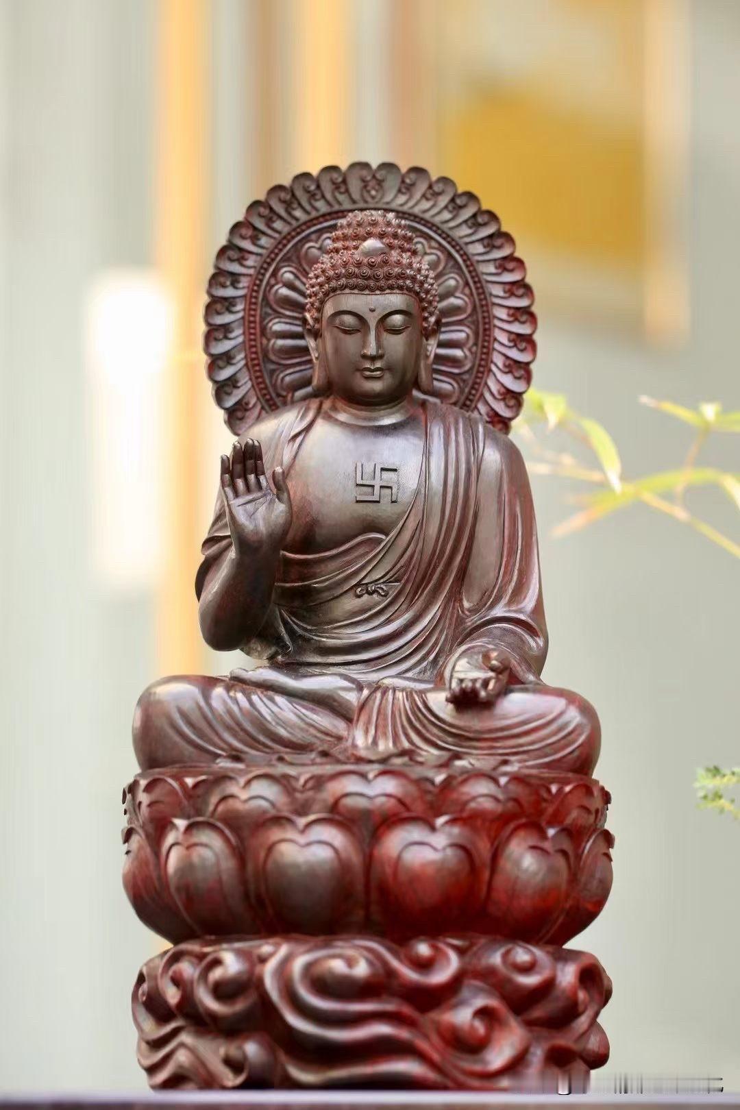 有些佛像，一眼看去便觉庄严。

有些佛像，却能让人慢慢静下来。

这尊释迦牟尼佛