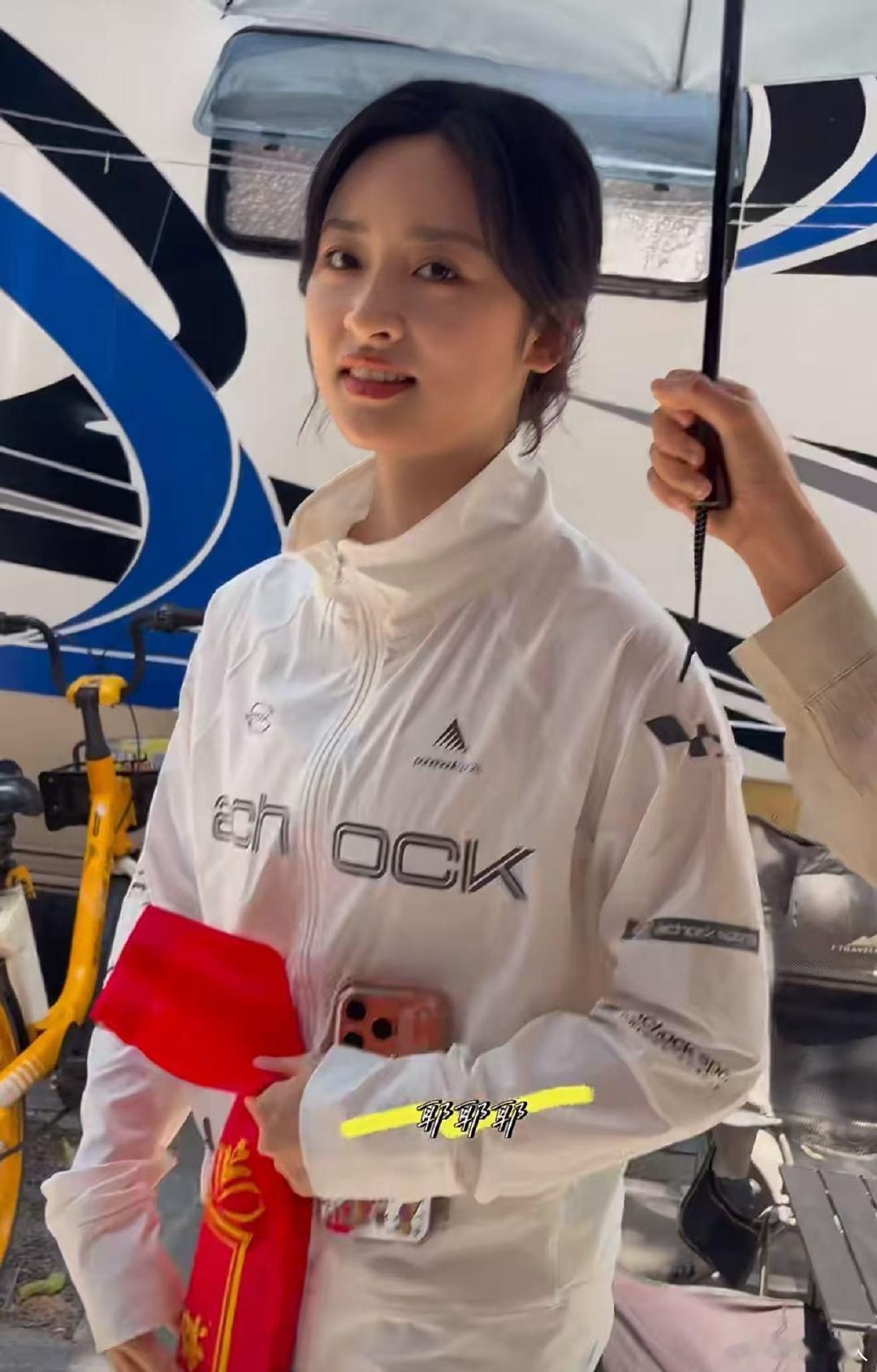 沈月疑似腰扭伤沈月疑似腰扭伤，还戴了护腰。沈月戴了护腰