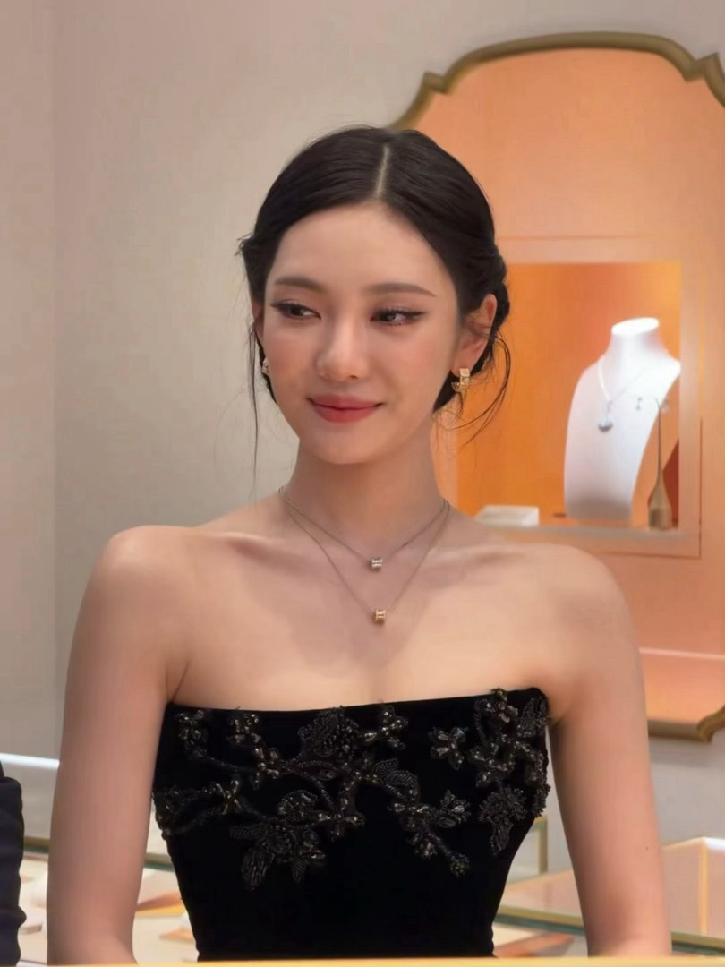 宁艺卓黑丝绒抹胸长裙姐姐呀 