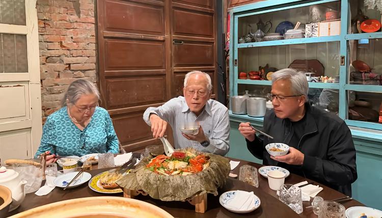 黄仁勋陪父母就餐时的一幕