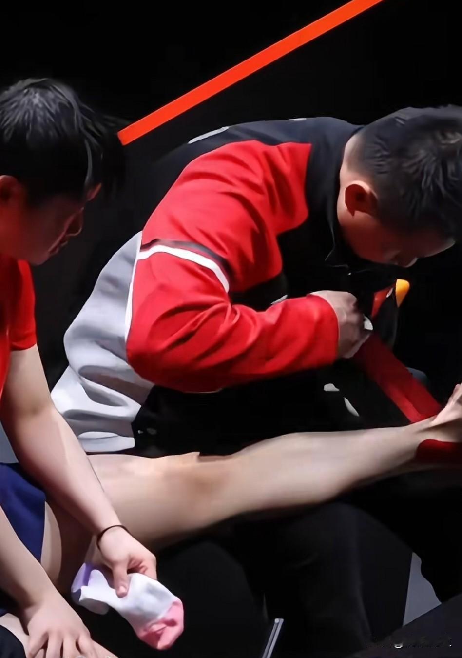 最怕的还是来了！
刚才刷到莎莎回酒店那个视频，
真的气不打一处来！

隔着屏幕都