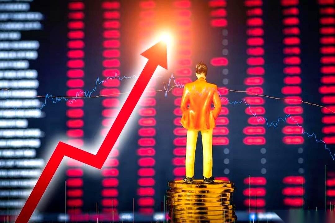 我跟你说，今天盘面最有意思的一件事，不是哪个股涨停了。
是银行跳水了。
对，你没