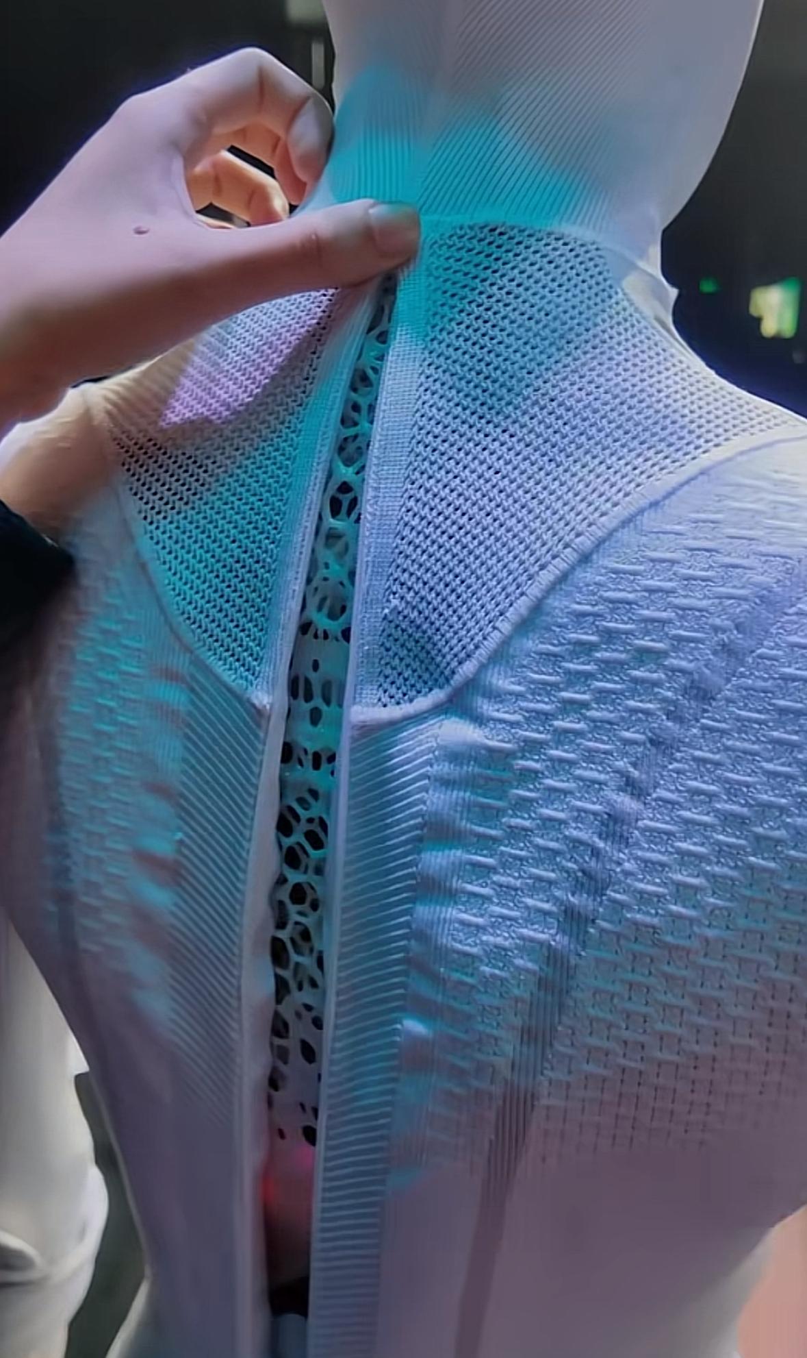 我本来还以为小鹏会让热度话题飘两天再出来辟谣，没想到大师兄如此实诚，隔夜就直接拍