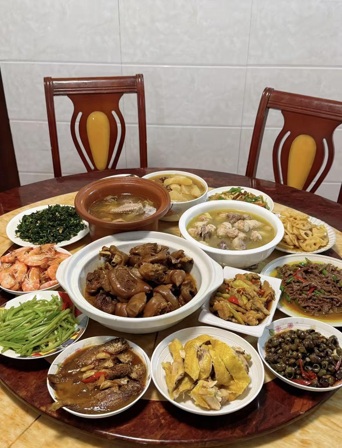 前天是老头七十大寿。
头天晚上老太太就交代了，明天三个儿子带媳妇孩子回来，你早点