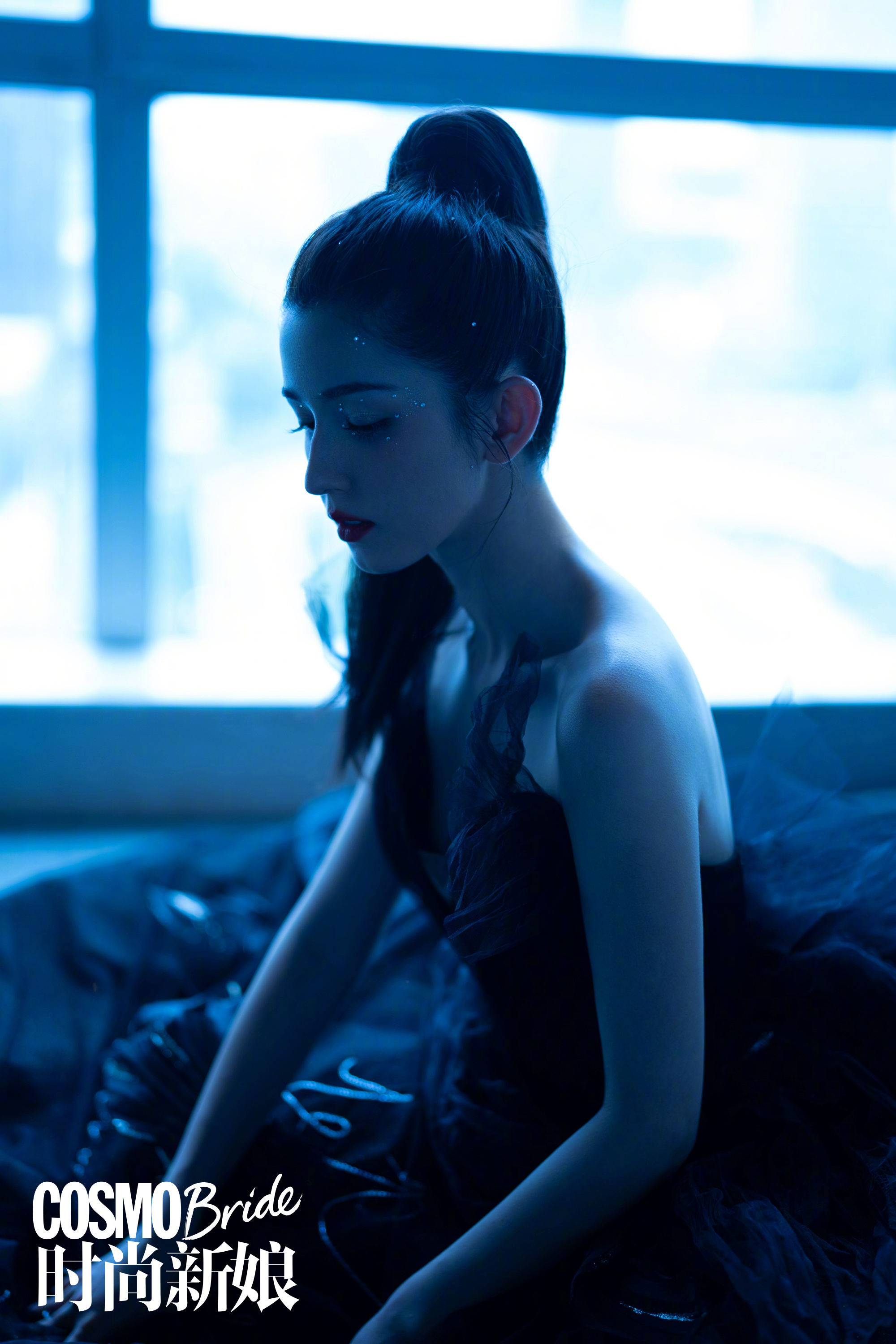 哈妮克孜时尚新娘婚纱大片，浪漫礼服黑白轻纱，优雅且温柔。哈妮克孜