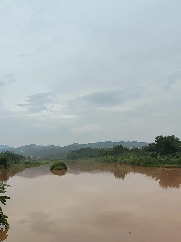 上周刚凑着初秋的空挡去了趟九寨沟，直接被眼前的景色砸得说不出话。
沿着则查洼沟往