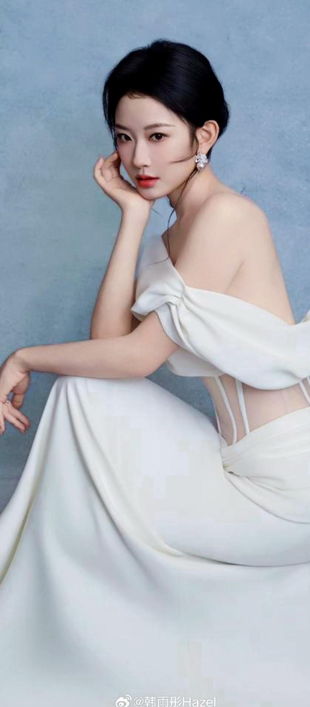 优雅白裙，气质迷人，尽显女性魅力！🌹✨