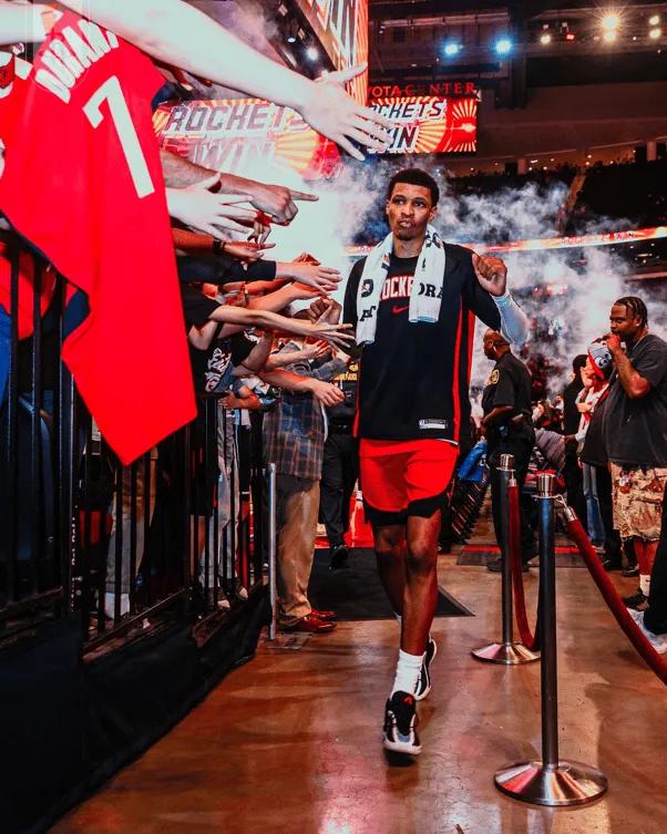 有没有可能，我是说有没有哈[捂脸]，火箭七子中最终成为火箭老大的是贾巴里史密斯呢