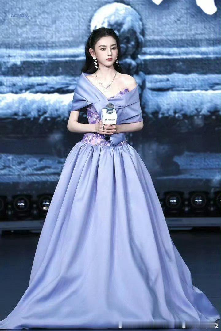 现在很适合当古代人还是不太能露肤，露肤的话四肢瘦得太吓人了 