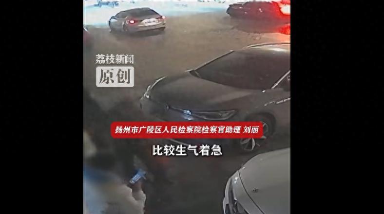 这件事发生在江苏扬州，说的是一家汽车修理店里发生的事。那天店里的店长王某和店员姜