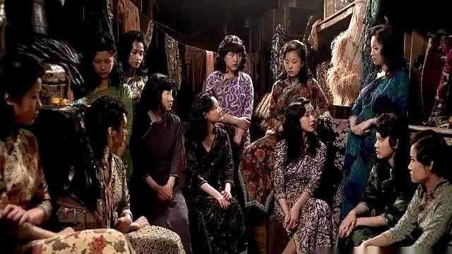 你知道南京城破的时候，最惨的是谁吗？
梳妆台抽屉里的银质发簪被匆匆塞进灶膛，铜