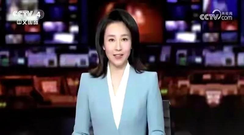 好家伙，昨晚看新闻，差点以为自己眼花了。央视新闻icon主播台，坐着一张新面孔，