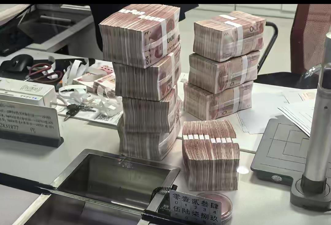 取百万现金给儿媳当彩礼？真相居然是被诈骗分子PUA的骗局！
 
浙江大哥扛着90