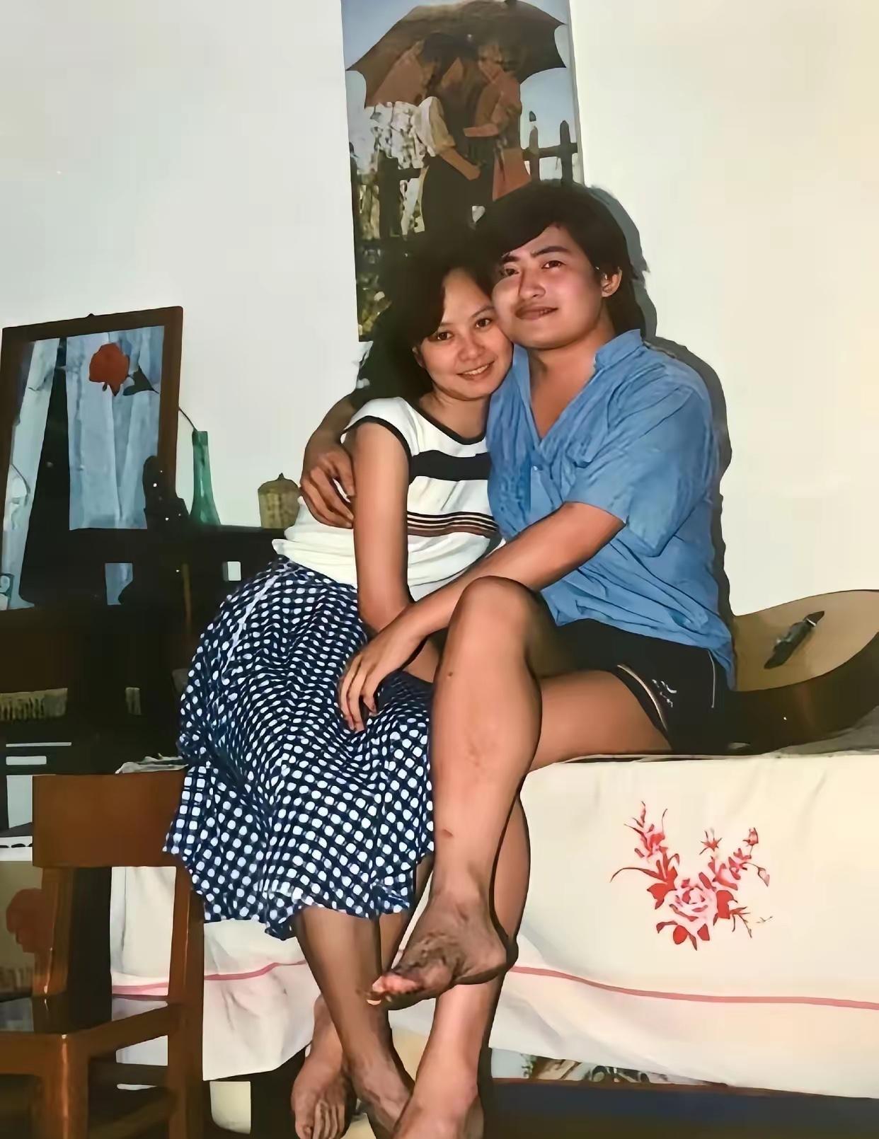 1989年，新婚不久的刘欢和妻子卢璐，在家中的一张珍贵留影。说起他们的爱情，至今