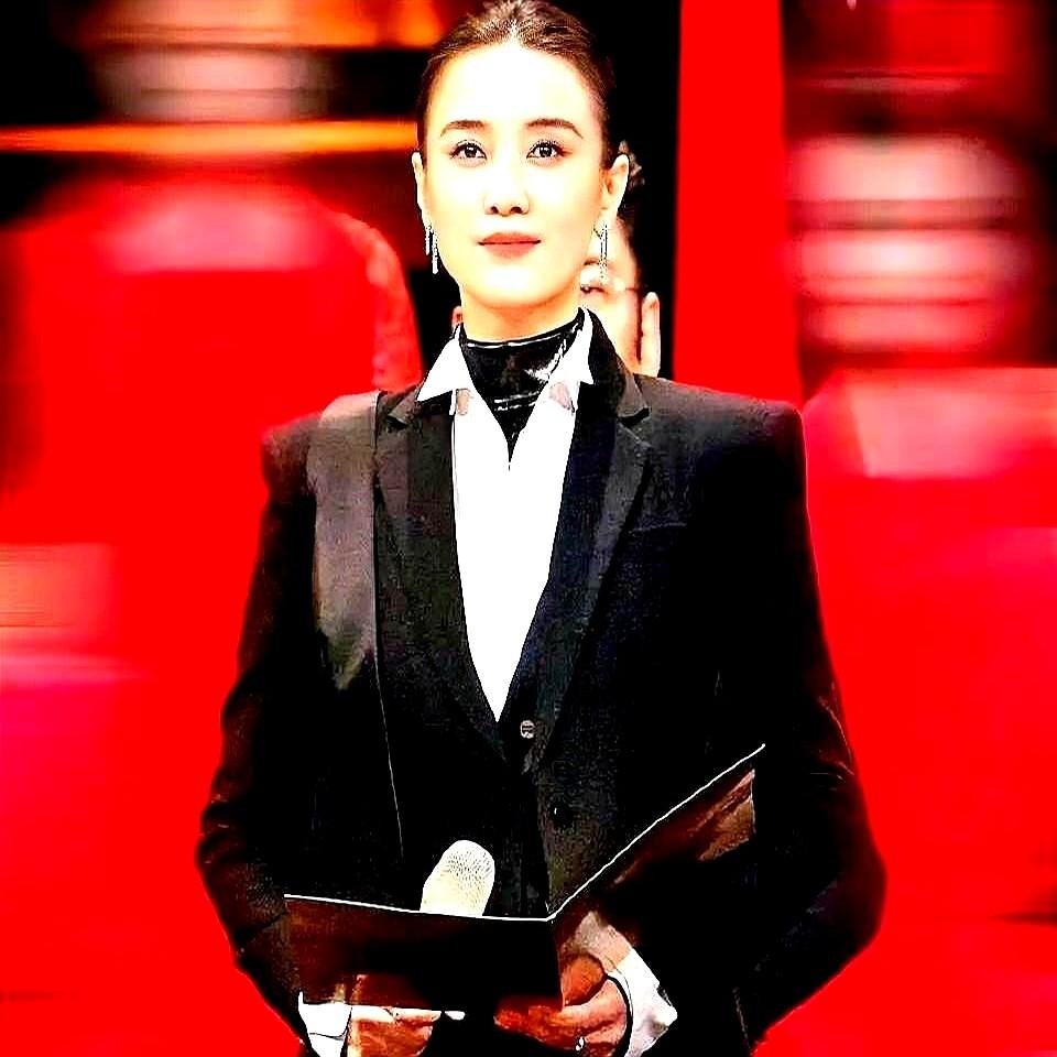 电视剧二轮三满贯，男演员至今挂零，历史上只有蒋雯丽一人达成。

现在离追平她最近