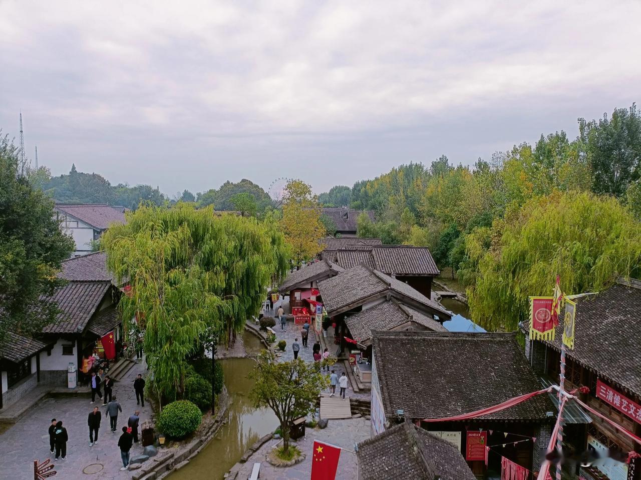 千里之行，始于足下
目光所及之处，不仅仅在于足下
旅行可以增长知识，读书同样也是