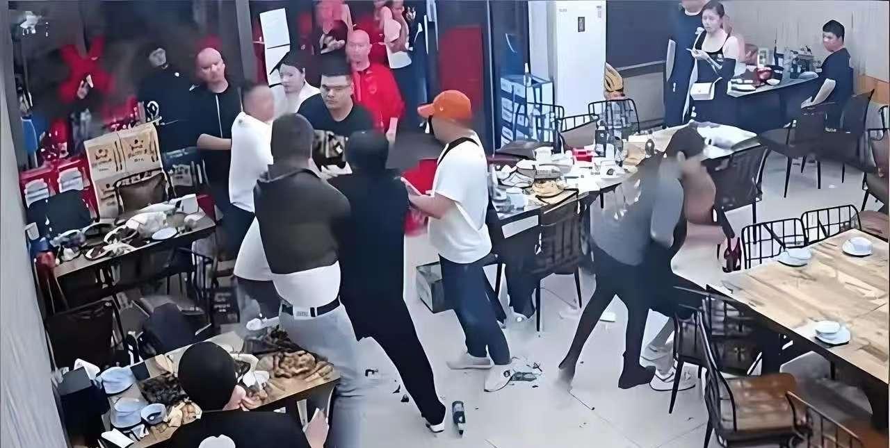 男子在烧烤店里跟人起了冲突，对方要打他，男子说：都是同一条道上的，没必要动手吧？