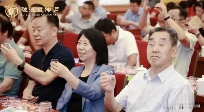 随着满仓被查被捕，一场舆论热议悄然发酵。
网友们众说纷纭，一句话，大快人心，咎由