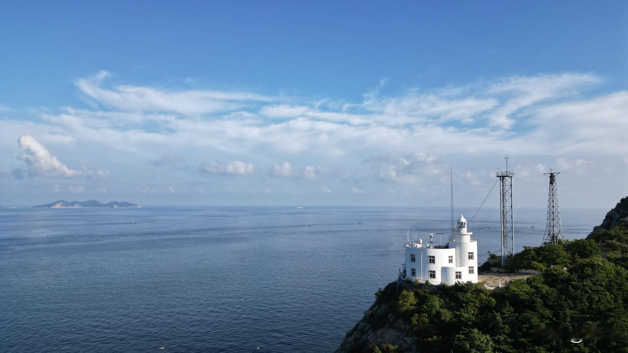 我看过太多太美的风景，如同伊甸般的仙境。而大海太平太静，有多少故事无人倾听。