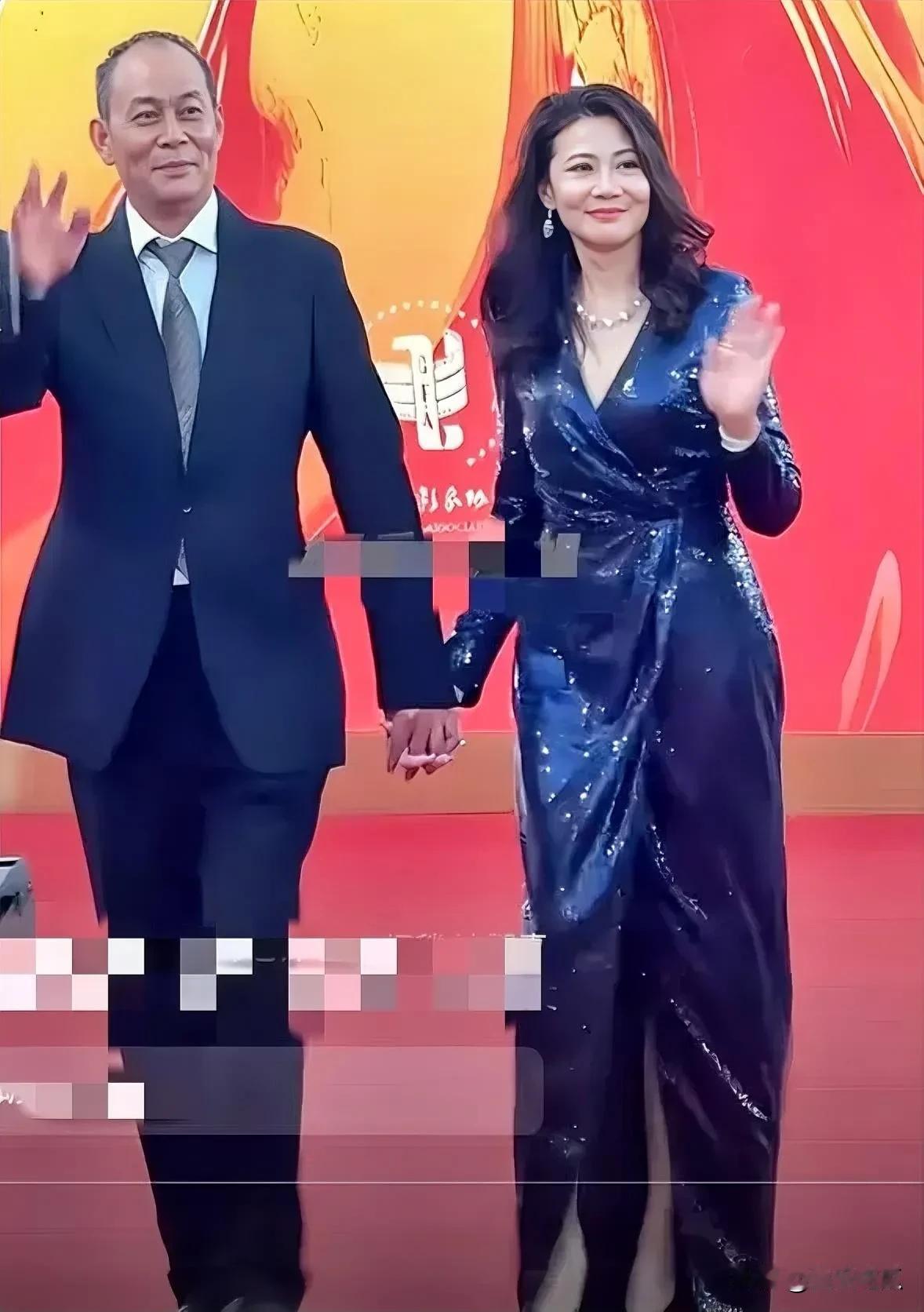 张光北和妻子陈炜走红毯上，气场很强，张光北身着正装，精神抖擞。
身旁的妻子陈炜，
