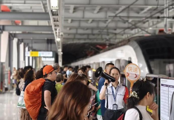 【换乘更快捷！10号线快速车发车时间调整 】为让乘客出行更便捷，9月10日起，重