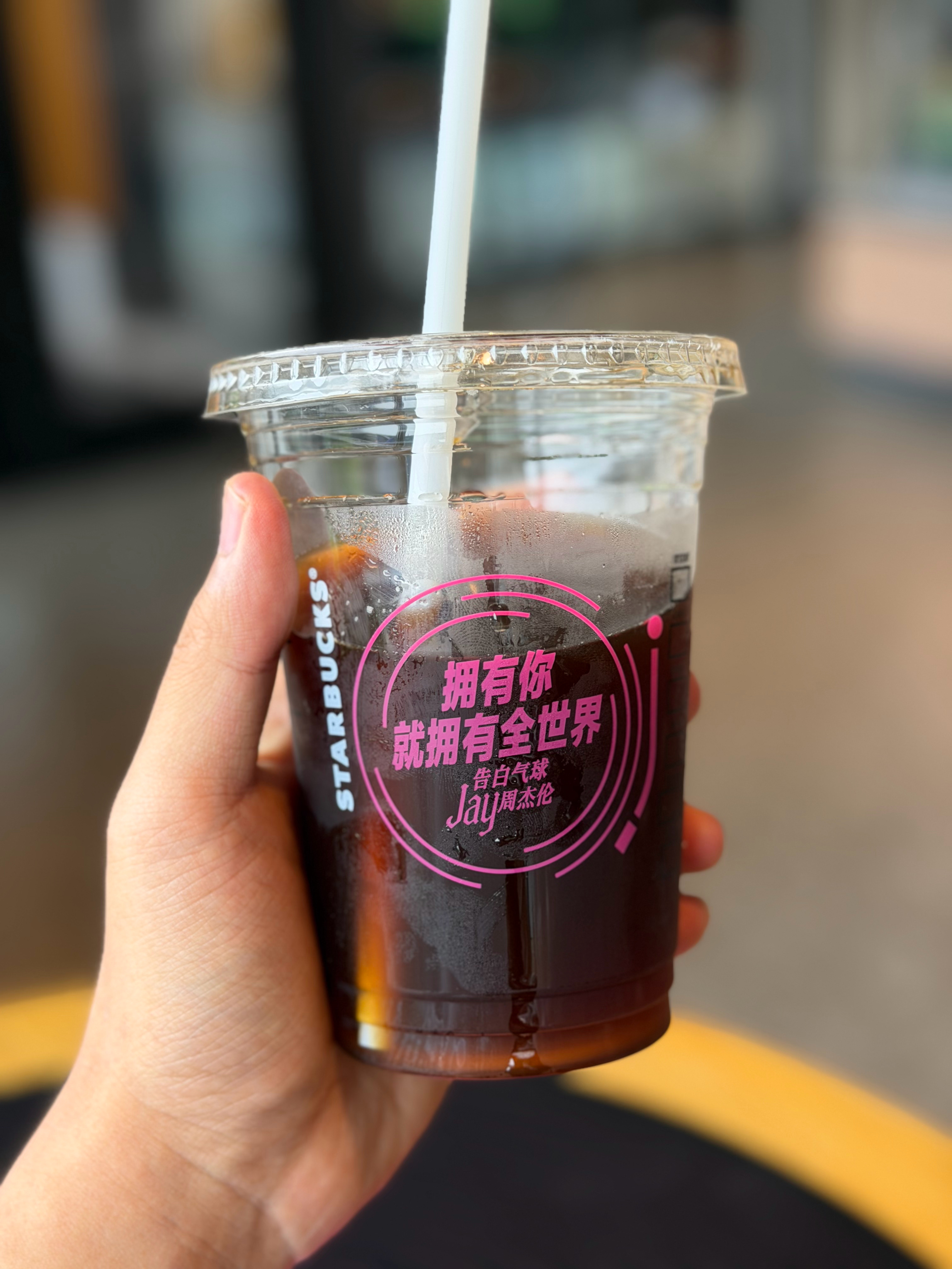 免费的星巴克就是好喝！但东航给的兑换劵只能买中杯，买完才发现中杯没歌词，问了店员