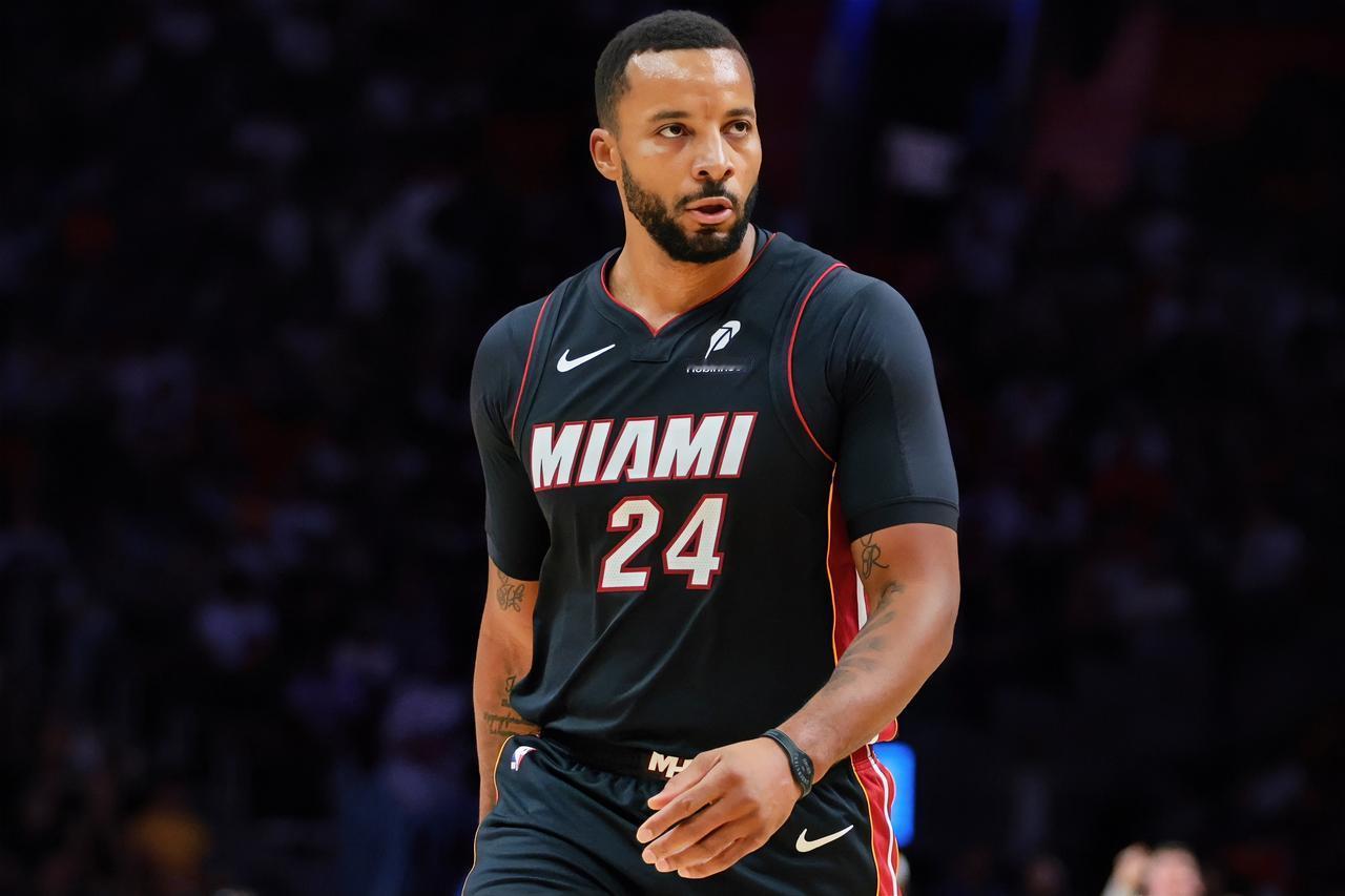 鲍威尔：登哥，想我了不？？？热火在我的带领下，已经是东部第三啦！！！
哈登：我们